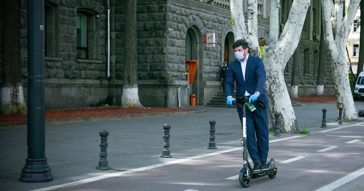 kaladze alcalde tbilisi con scooter